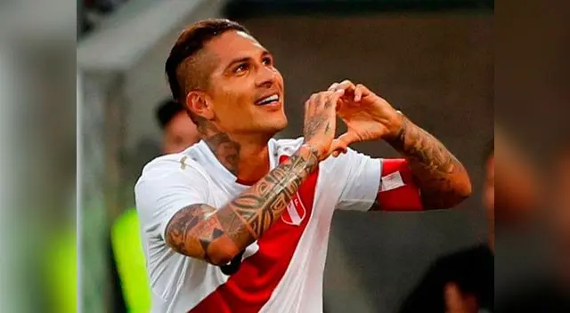 Paolo Guerrero celebrando con camiseta de la selección peruana