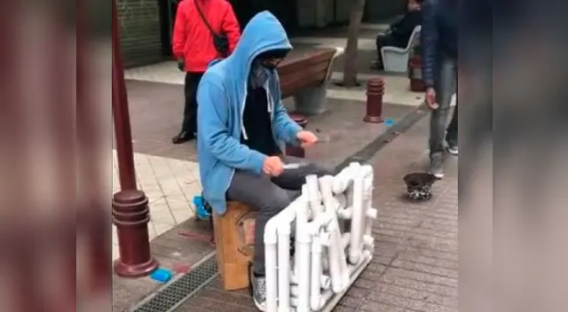 Video viral en YouTube muestra cómo el muchacho utiliza tubos de PVC para producir sonidos. (foto captura) Video viral en YouTube muestra cómo el muchacho utiliza tubos de PVC para producir sonidos. (foto captura)