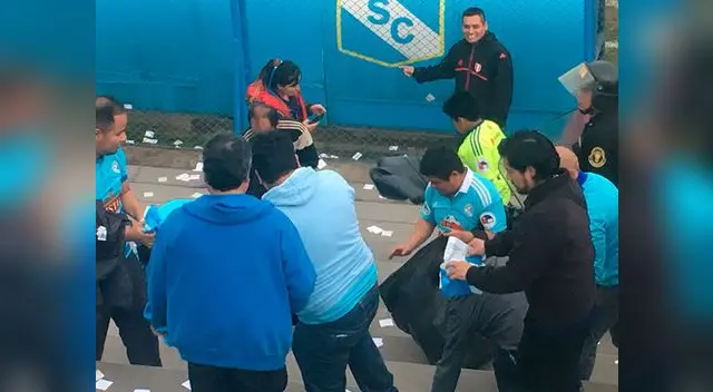 Hinchas de Sporting Cristal limpiaron la tribuna