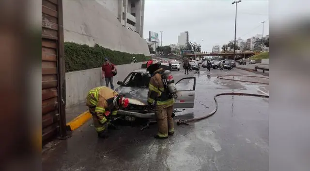 Los Bomberos controlaron el incendio del auto