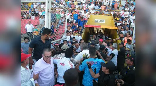 Se desata la pelea entre gente del Grau y Aurich. FOTO: Diario Libero