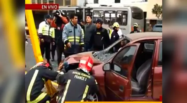Violento choque de auto en el Cercado de Lima Violento choque de auto en el Cercado de Lima
