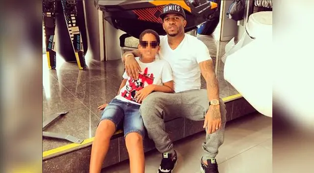 Jefferson Farfán a lado de su hijo Adriano