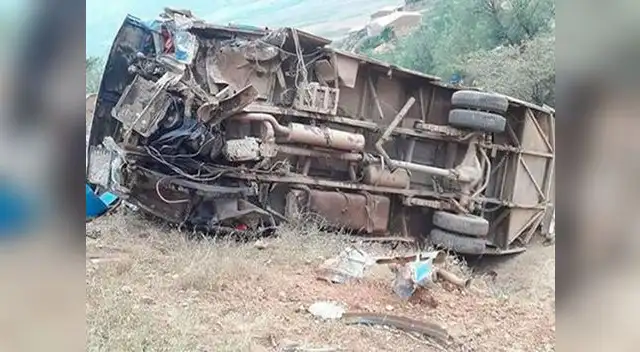 Camioneta cayó desde una altura de 200 metros en Áncash Camioneta cayó desde una altura de 200 metros en Áncash