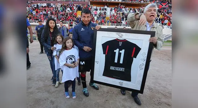 Ysrael Zúñiga dejó llorando el fútbol tras 26 años en las canchas Ysrael Zúñiga dejó llorando el fútbol tras 26 años en las canchas