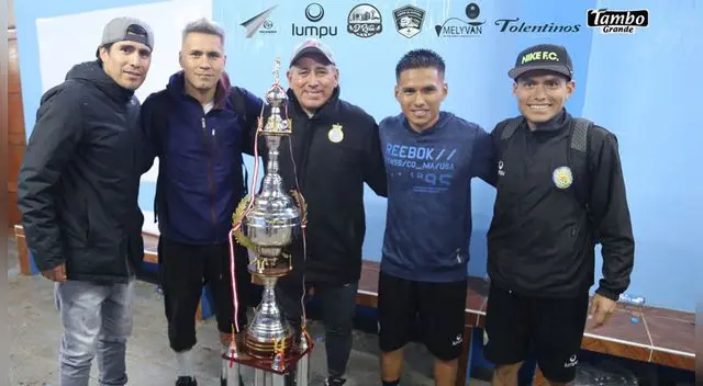 Edwin Retamoso (primero de izquierda) es el presidente del Retamoso en la Copa Perú.FOTO: Facebook FC Retamoso Edwin Retamoso (primero de izquierda) es el presidente del Retamoso en la Copa Perú.FOTO: Facebook FC Retamoso