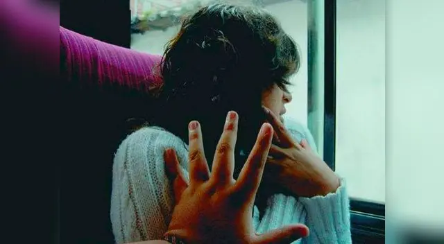 Hombre toca indebidamente a mujer/ Referencial 