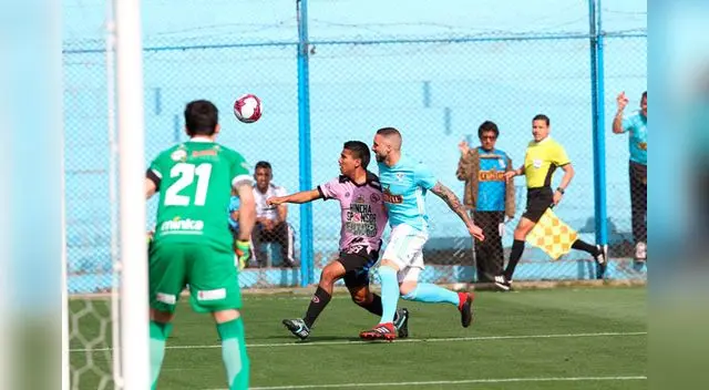 Herrera fue un constante peligro para la defensa rosada. FOTO: LIBERO