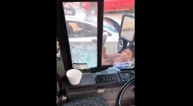 Conductora fue detenida y enfrenta cargos por asalto con arma peligrosa Conductora fue detenida y enfrenta cargos por asalto con arma peligrosa