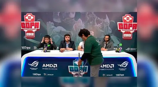 Trabajadora de limpieza se cruza en set durante transmisión en vivo