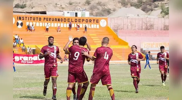 Festejo por el gol marcado de Flores. FOTO: LIBERO