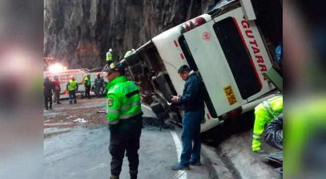 Bus impactó contra cerro y dejó 3 muertosen San Mateo Bus impactó contra cerro y dejó 3 muertosen San Mateo