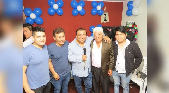 Manolo con su progenitor y sus hermanos Manolo con su progenitor y sus hermanos