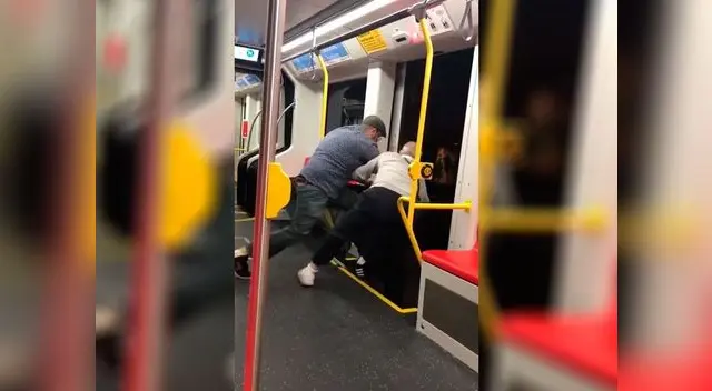 La golpiza termina cuando otros pasajeros intervienen al hombre que suelta al adolescente.