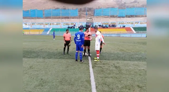 Capitanes del Hualgayoc y Grau en el sorteo antes del inicio del partido. FOTO: Segunda División