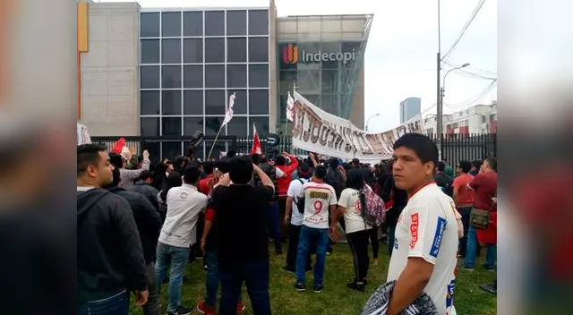 Masiva protesta de socios e hinchas de la 'U' en Indecopi Masiva protesta de socios e hinchas de la 'U' en Indecopi