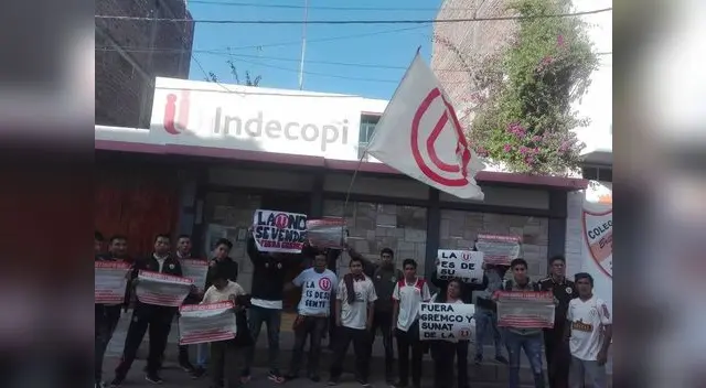 En Huancayo hinchas también protestaron en Indecopi y SUNAT En Huancayo hinchas también protestaron en Indecopi y SUNAT