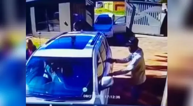 Anciana embiste el vehículo de unos ladrones y evita el robo de su camioneta Anciana embiste el vehículo de unos ladrones y evita el robo de su camioneta