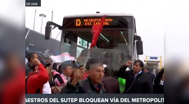 Profesores del Sutep protestan en vías del Metropolitano. 