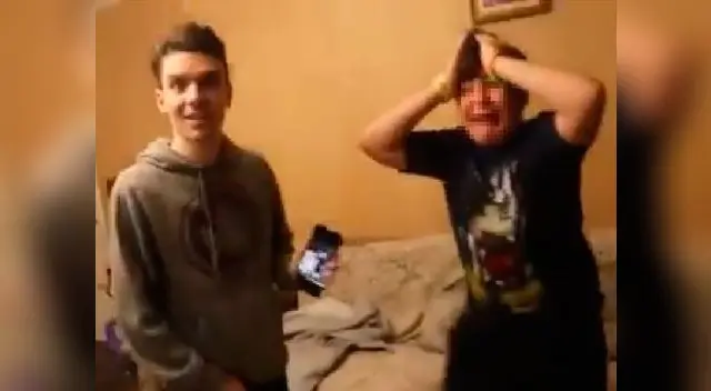 Hacen cruel broma a pequeño y llora al pensar que desapareció. 