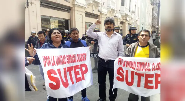 Cientos de maestros tomaron Av. Abancay en dirección al Congreso de la República