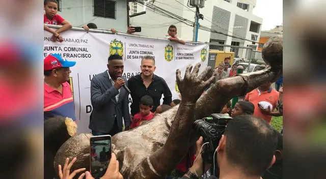 Luis Tejada no pudo contener la emoción por el homenaje. FOTO: Panamá América