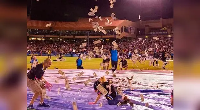 Equipo de fútbol lanzó dinero para sus hinchas desde un helicóptero Equipo de fútbol lanzó dinero para sus hinchas desde un helicóptero