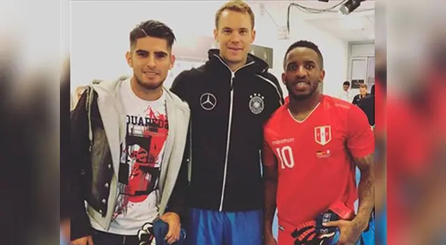 Jefferson Farfán, Calos Zambrano junto al arquero Manuel Neuer Jefferson Farfán, Calos Zambrano junto al arquero Manuel Neuer