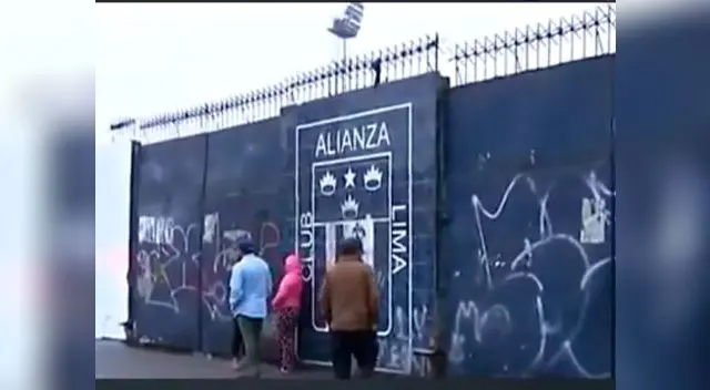 Vecinos de Mendoza cuidan el último escudo del club aliancista. 