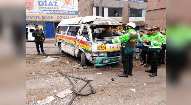 Combi chocó contra tres mototaxis en Comas. 