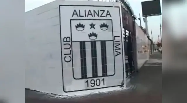 Hinchada blanquiazul pernoctó en Matute para cuidarlo. Hinchada blanquiazul pernoctó en Matute para cuidarlo.