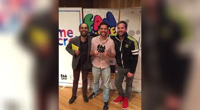 Los productores posan orgullosos y emocionados con el premio.
