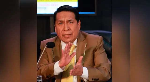 Alberto Santana muestra documentos