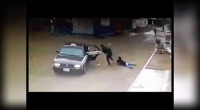 Delincuentes arrastraron a mujer en la pista por su bolso Delincuentes arrastraron a mujer en la pista por su bolso