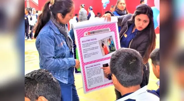 Los alumnos recibiendo orientación