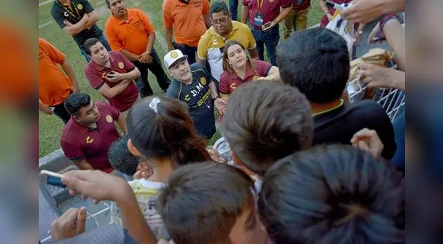 A Maradona  lo espera siempre una camioneta blindada y lo cuida un equipo de seguridad a su disposición durante 24 horas FOTO: EFE