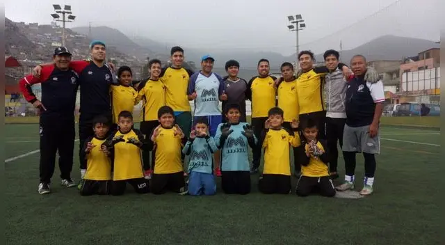 Con los chicos de su academia de arquero