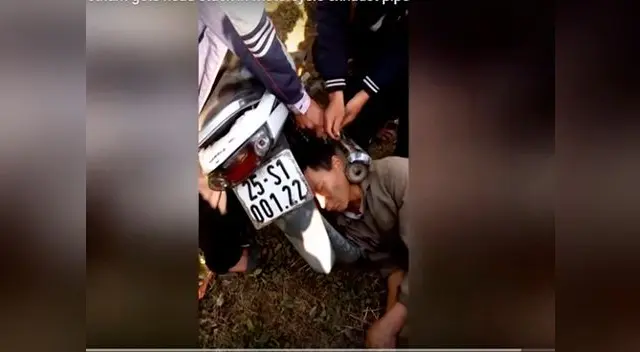 Tenía cabeza atrapada en tubo de escape de motocicleta Tenía cabeza atrapada en tubo de escape de motocicleta