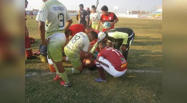 En suelo está tendido el jugador del Carlos Stein tras sufrir la rotura de la tibia y peroné