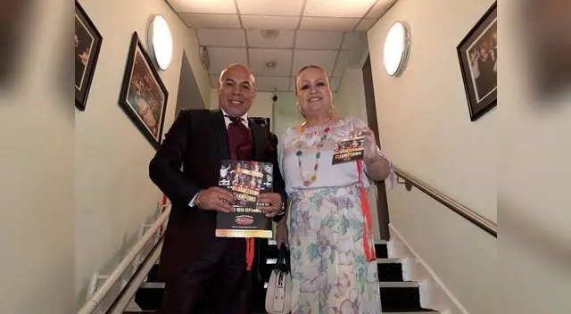 A su llegada del evento con su esposa A su llegada del evento con su esposa