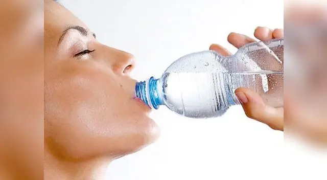 Para que haya una digestión correcta, se necesita ingerir agua a diario; especialmente dos vasos entre comidas Para que haya una digestión correcta, se necesita ingerir agua a diario; especialmente dos vasos entre comidas