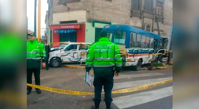Choque de cúster con taxi dejó un muerto en Lince Choque de cúster con taxi dejó un muerto en Lince