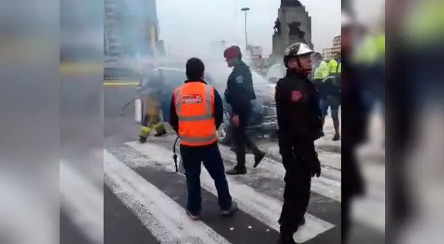 Auto se incendia en Cercado de Lima. Auto se incendia en Cercado de Lima.