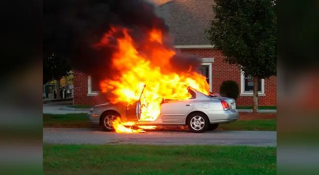 Conoce qué hacer si tu auto se incendia. Conoce qué hacer si tu auto se incendia.