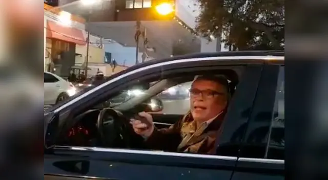 El vídeo del anciano amenazando con pistola a un conductor se ha vuelto viral tras ser compartido en Facebook.