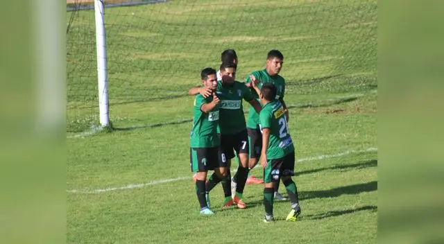 Nuevamente Diego Escuza marcó un triplete en la goleada 8-1 al Hijos del Antiplano . FOTO: César Condori