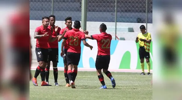 Festejo por el tanto marcado por Gonzales Festejo por el tanto marcado por Gonzales