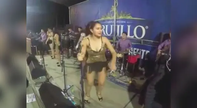 Cantante de Puro Sentimiento casi cae del escenario por culpa de ¿un fantasma? 