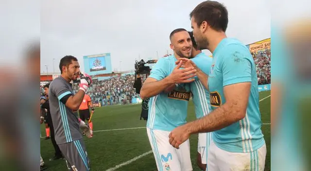 Emanuel Herrera anotó dos en la victoria 4-0 de Cristal ante Municipal Emanuel Herrera anotó dos en la victoria 4-0 de Cristal ante Municipal