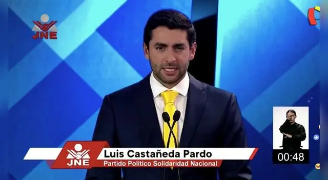 Castañeda lució una corbata amarilla en referencia a Solidaridad Nacional